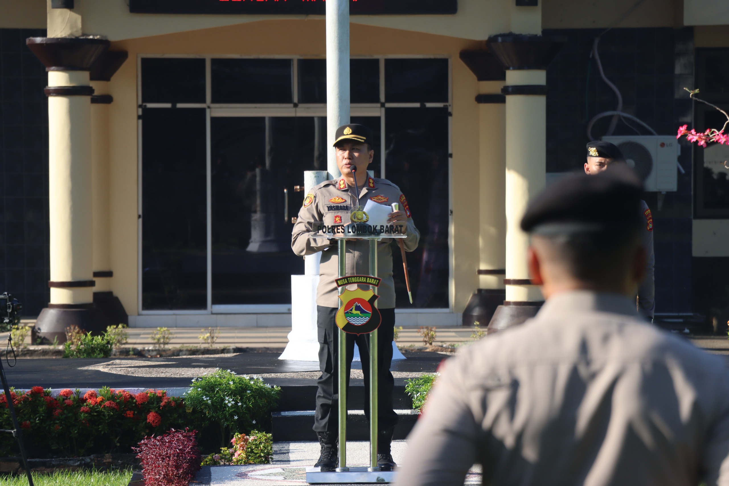 Kapolres Lombok Barat Berikan Penghargaan Kepada Personel Berprestasi, Tingkatkan Motivasi Kerja