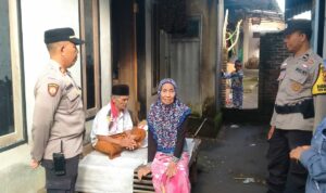 Hari Bhayangkara ke-79, Polsek Kediri Bantu Warga Lansia di Kediri Selatan