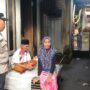 Hari Bhayangkara ke-79, Polsek Kediri Bantu Warga Lansia di Kediri Selatan