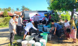 Polres Lombok Barat Salurkan 5.000 Liter Air Bersih, Wujud Kepedulian di Hari Bhayangkara Ke-79