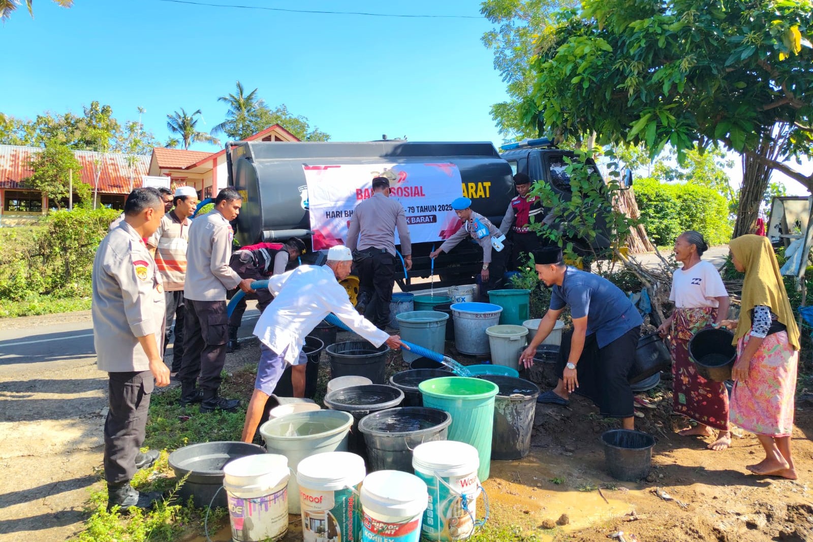 Polres Lombok Barat Salurkan 5.000 Liter Air Bersih, Wujud Kepedulian di Hari Bhayangkara Ke-79