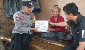 Polsek Sekotong Salurkan Bantuan Nutrisi di Dusun Sayong