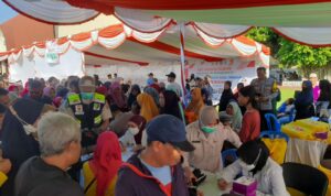 Warga Labuapi Terima Layanan Kesehatan dan Bansos Gratis dari Polri