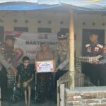 Lombok Barat, NTB – Dalam rangka menyambut Hari Bhayangkara ke-79 yang jatuh pada 1 Juli 2025, Polsek Sekotong, Polres Lombok Barat, Polda NTB, menggelar kegiatan bakti sosial di Dusun Bertong, Desa Cendimanik, Kecamatan Sekotong, Kabupaten Lombok Barat, pada Selasa (24/6/2025). A cara yang berlangsung mulai pukul 08.30 WITA ini menjadi wujud nyata kepedulian Polri terhadap masyarakat, khususnya mereka yang membutuhkan. Semangat Kebersamaan dalam Pengabdian Kegiatan bakti sosial ini dihadiri langsung oleh Kapolsek Sekotong IPTU I Ketut Suriarta, S.H., M.I.Kom., didampingi Kanit Binmas Polsek Sekotong AIPDA I Komang Sunantara, Ps. Kasium Polsek Sekotong AIPDA Amala, serta Bhabinkamtibmas Desa Cendimanik AIPDA Saepul Rahman. Sejumlah personel Polsek Sekotong turut hadir, berbaur dengan hangat bersama warga Dusun Bertong, Desa Cendimanik. Menurut IPTU I Ketut Suriarta, kegiatan ini adalah bagian dari komitmen Polri untuk selalu hadir di tengah masyarakat. "Bakti sosial ini merupakan bentuk pengabdian dan kepedulian kami dari Polsek Sekotong terhadap masyarakat, terutama bagi saudara-saudara kita penyandang disabilitas fisik, lumpuh, dan tunanetra," ujarnya. "Kami ingin mempererat hubungan antara Polri dan masyarakat, khususnya di Dusun Bertong ini." Bantuan Kursi Roda dan Sembako untuk Warga Disabilitas Fokus utama dari bakti sosial kali ini adalah memberikan dukungan kepada warga yang mengalami disabilitas. Dalam kesempatan tersebut, Polsek Sekotong menyerahkan bantuan berupa kursi roda dan sembako. Salah satu penerima bantuan adalah Saudara Hamdani, seorang remaja berusia 15 tahun, putra dari Bapak Mahyun dan Ibu Salmah, warga Dusun Bertong. Penyerahan bantuan ini diharapkan dapat meringankan beban dan meningkatkan kualitas hidup para penerima manfaat. Kursi roda yang diberikan akan mempermudah mobilitas Hamdani dalam beraktivitas sehari-hari, sementara bantuan sembako diharapkan dapat memenuhi kebutuhan dasar keluarga. Memupuk Sinergi dan Toleransi Menjelang Hari Bhayangkara ke-79 Kegiatan bakti sosial ini merupakan salah satu rangkaian penting dalam menyambut Hari Bhayangkara ke-79. Melalui kegiatan semacam ini, Polsek Sekotong tidak hanya menunjukkan komitmennya dalam menjaga keamanan dan ketertiban, tetapi juga dalam membangun sinergi yang kuat dengan masyarakat. Ini juga menjadi ajang untuk menumbuhkan nilai-nilai toleransi dan kepedulian, terutama terhadap mereka yang rentan dan membutuhkan uluran tangan. "Kami berharap kegiatan seperti ini dapat terus terlaksana dan memberikan dampak positif yang nyata bagi masyarakat," tambah IPTU I Ketut Suriarta. "Ini adalah wujud nyata bahwa Polri selalu ada untuk rakyat, siap melayani, mengayomi, dan melindungi." Kegiatan bakti sosial ini berjalan lancar, aman, dan tertib, berakhir pada pukul 10.15 WITA. Antusiasme warga dan kolaborasi antara Polri dengan masyarakat Dusun Bertong menjadi cerminan eratnya hubungan yang terjalin. Polsek Sekotong terus berkomitmen untuk memberikan pelayanan terbaik dan berkontribusi positif bagi kemajuan serta kesejahteraan masyarakat di wilayah Kecamatan Sekotong.