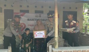 Lombok Barat, NTB – Dalam rangka menyambut Hari Bhayangkara ke-79 yang jatuh pada 1 Juli 2025, Polsek Sekotong, Polres Lombok Barat, Polda NTB, menggelar kegiatan bakti sosial di Dusun Bertong, Desa Cendimanik, Kecamatan Sekotong, Kabupaten Lombok Barat, pada Selasa (24/6/2025). A cara yang berlangsung mulai pukul 08.30 WITA ini menjadi wujud nyata kepedulian Polri terhadap masyarakat, khususnya mereka yang membutuhkan. Semangat Kebersamaan dalam Pengabdian Kegiatan bakti sosial ini dihadiri langsung oleh Kapolsek Sekotong IPTU I Ketut Suriarta, S.H., M.I.Kom., didampingi Kanit Binmas Polsek Sekotong AIPDA I Komang Sunantara, Ps. Kasium Polsek Sekotong AIPDA Amala, serta Bhabinkamtibmas Desa Cendimanik AIPDA Saepul Rahman. Sejumlah personel Polsek Sekotong turut hadir, berbaur dengan hangat bersama warga Dusun Bertong, Desa Cendimanik. Menurut IPTU I Ketut Suriarta, kegiatan ini adalah bagian dari komitmen Polri untuk selalu hadir di tengah masyarakat. "Bakti sosial ini merupakan bentuk pengabdian dan kepedulian kami dari Polsek Sekotong terhadap masyarakat, terutama bagi saudara-saudara kita penyandang disabilitas fisik, lumpuh, dan tunanetra," ujarnya. "Kami ingin mempererat hubungan antara Polri dan masyarakat, khususnya di Dusun Bertong ini." Bantuan Kursi Roda dan Sembako untuk Warga Disabilitas Fokus utama dari bakti sosial kali ini adalah memberikan dukungan kepada warga yang mengalami disabilitas. Dalam kesempatan tersebut, Polsek Sekotong menyerahkan bantuan berupa kursi roda dan sembako. Salah satu penerima bantuan adalah Saudara Hamdani, seorang remaja berusia 15 tahun, putra dari Bapak Mahyun dan Ibu Salmah, warga Dusun Bertong. Penyerahan bantuan ini diharapkan dapat meringankan beban dan meningkatkan kualitas hidup para penerima manfaat. Kursi roda yang diberikan akan mempermudah mobilitas Hamdani dalam beraktivitas sehari-hari, sementara bantuan sembako diharapkan dapat memenuhi kebutuhan dasar keluarga. Memupuk Sinergi dan Toleransi Menjelang Hari Bhayangkara ke-79 Kegiatan bakti sosial ini merupakan salah satu rangkaian penting dalam menyambut Hari Bhayangkara ke-79. Melalui kegiatan semacam ini, Polsek Sekotong tidak hanya menunjukkan komitmennya dalam menjaga keamanan dan ketertiban, tetapi juga dalam membangun sinergi yang kuat dengan masyarakat. Ini juga menjadi ajang untuk menumbuhkan nilai-nilai toleransi dan kepedulian, terutama terhadap mereka yang rentan dan membutuhkan uluran tangan. "Kami berharap kegiatan seperti ini dapat terus terlaksana dan memberikan dampak positif yang nyata bagi masyarakat," tambah IPTU I Ketut Suriarta. "Ini adalah wujud nyata bahwa Polri selalu ada untuk rakyat, siap melayani, mengayomi, dan melindungi." Kegiatan bakti sosial ini berjalan lancar, aman, dan tertib, berakhir pada pukul 10.15 WITA. Antusiasme warga dan kolaborasi antara Polri dengan masyarakat Dusun Bertong menjadi cerminan eratnya hubungan yang terjalin. Polsek Sekotong terus berkomitmen untuk memberikan pelayanan terbaik dan berkontribusi positif bagi kemajuan serta kesejahteraan masyarakat di wilayah Kecamatan Sekotong.