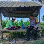 Jalin Kedekatan, Bhabinkamtibmas Desa Eyat Mayang Sambangi Petani Jagung Dukung Ketahanan Pangan