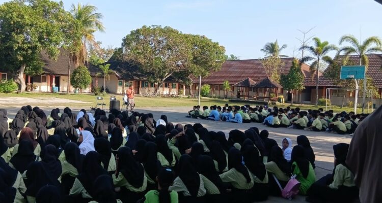 Polsek Kediri Edukasi Pelajar SMPN 2 Labuapi Cegah Tawuran Remaja