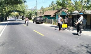 Polsek Lembar Amankan Pemangkasan Pohon di Dusun Batu Samban
