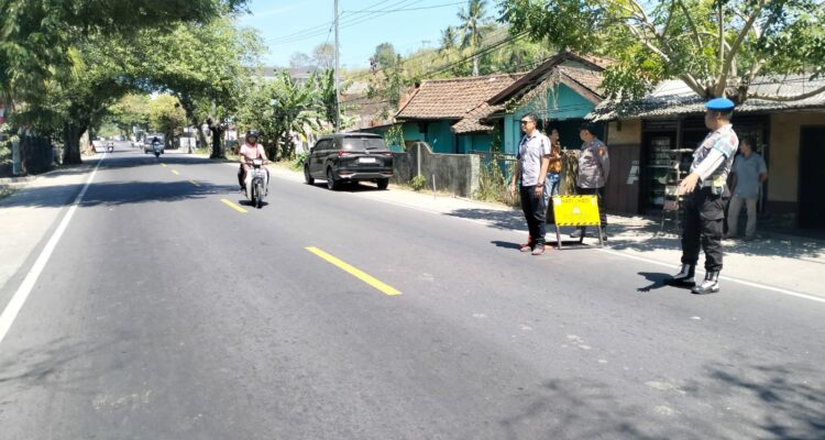 Polsek Lembar Amankan Pemangkasan Pohon di Dusun Batu Samban