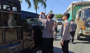 Polsek Pelabuhan Lembar Bagikan Bendera Merah Putih kepada Sopir Truk Sambut HUT RI ke-80