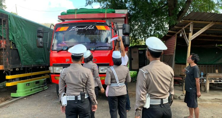 Tugu Tank Gerung Jadi Titik Patriotisme: Polantas Bagikan Bendera Merah Putih