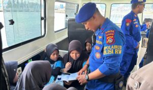 Kapal Patroli Polairud Jadi Klinik & Perpustakaan Terapung di Lembar