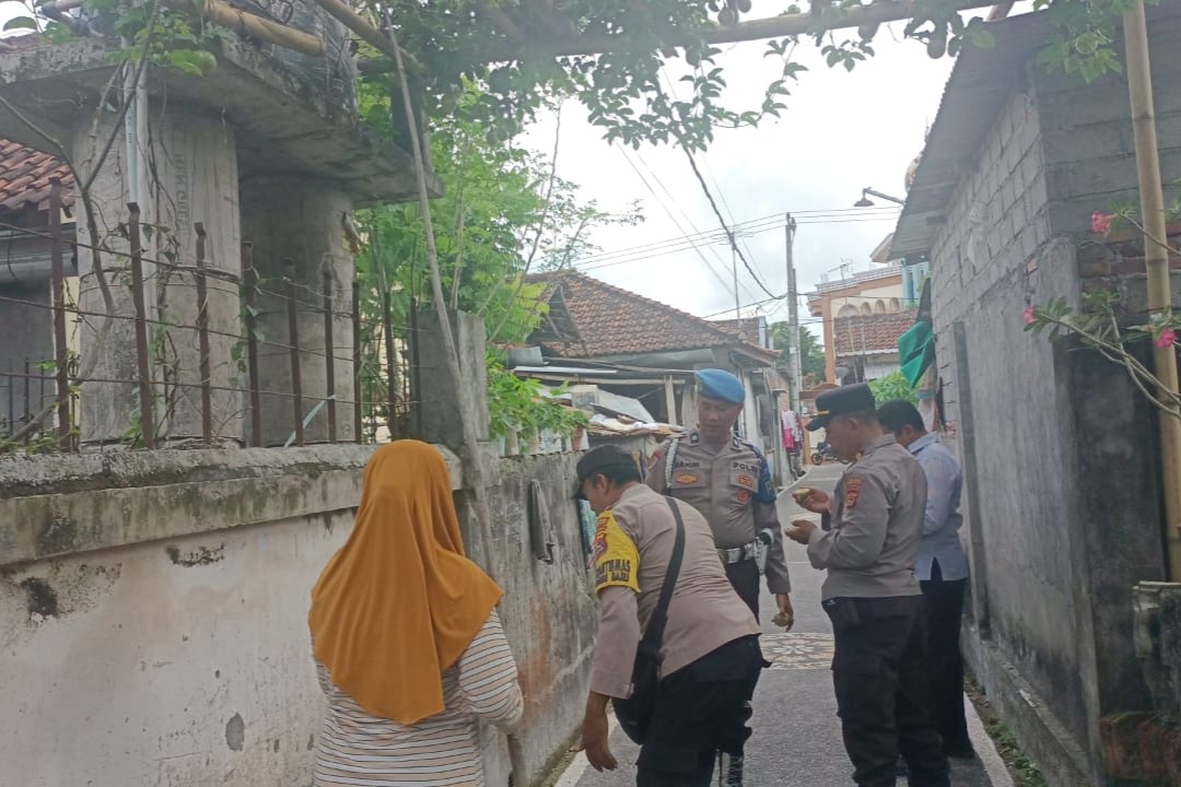 Bhabinkamtibmas Desa Ombe Baru Ajak Warga Wujudkan Kemandirian Pangan dari Pekarangan