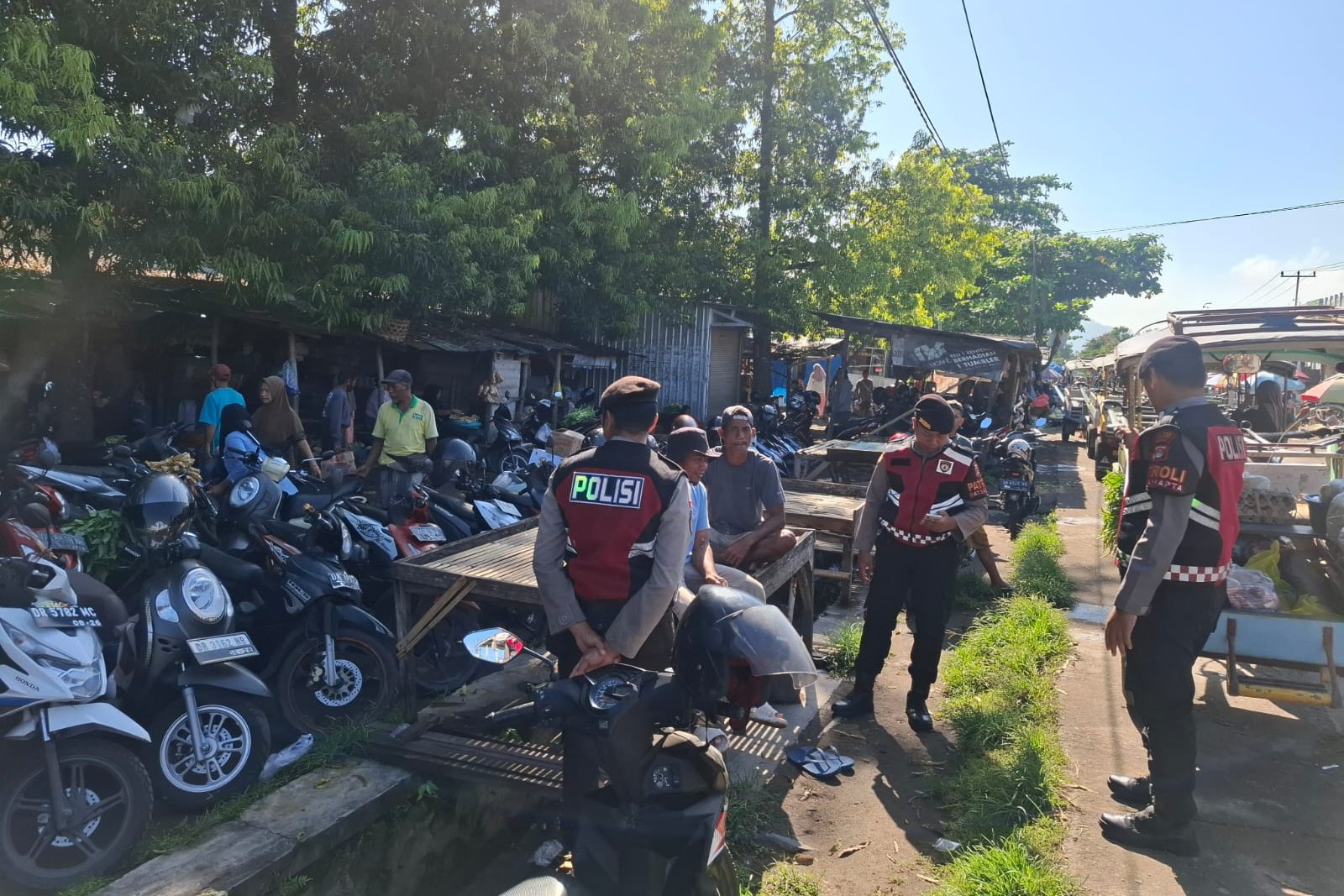 Inovasi KEMOS 110 Disosialisasikan Sat Samapta Polres Lobar di Desa Gerung Selatan