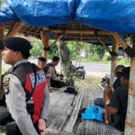 Empat Personel Polsek Sekotong Patroli Dialogis di Gunung Ketapang