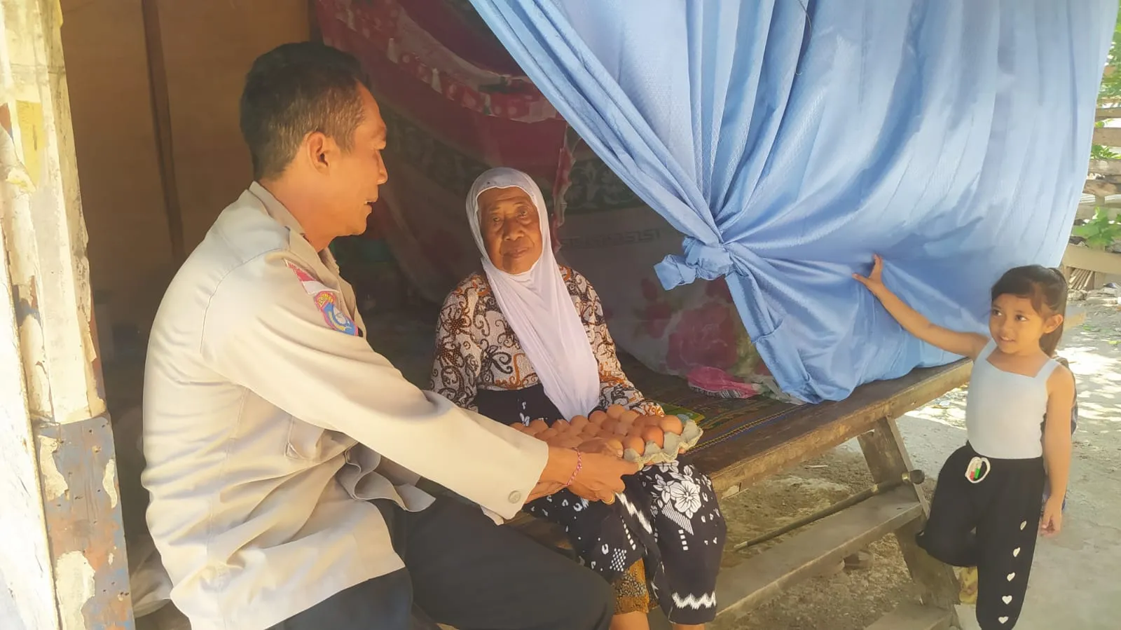 Tak Hanya Amankan Desa, Polisi Sekotong Juga Bantu Warga Lewat Nutrisi Mantap