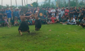 Sinergi Polri dan Warga Sukseskan Peresean HUT Desa Kuripan Timur