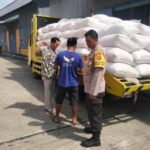 Amankan Stok Pangan, Polsek Gerung Dampingi Distribusi Jagung ke BULOG