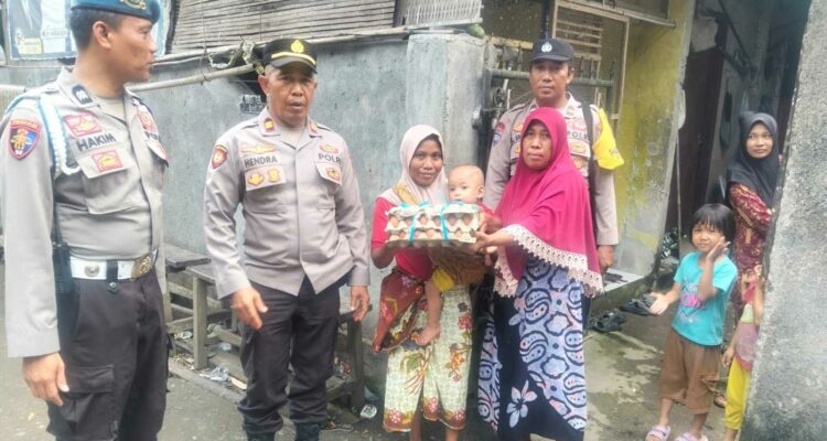 Model Kemanusiaan: Polsek Kediri Donasikan Telur 132 Minggu