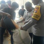 Jaga Kualitas, Polri Bantu Petani Lombok Barat Pipil Jagung