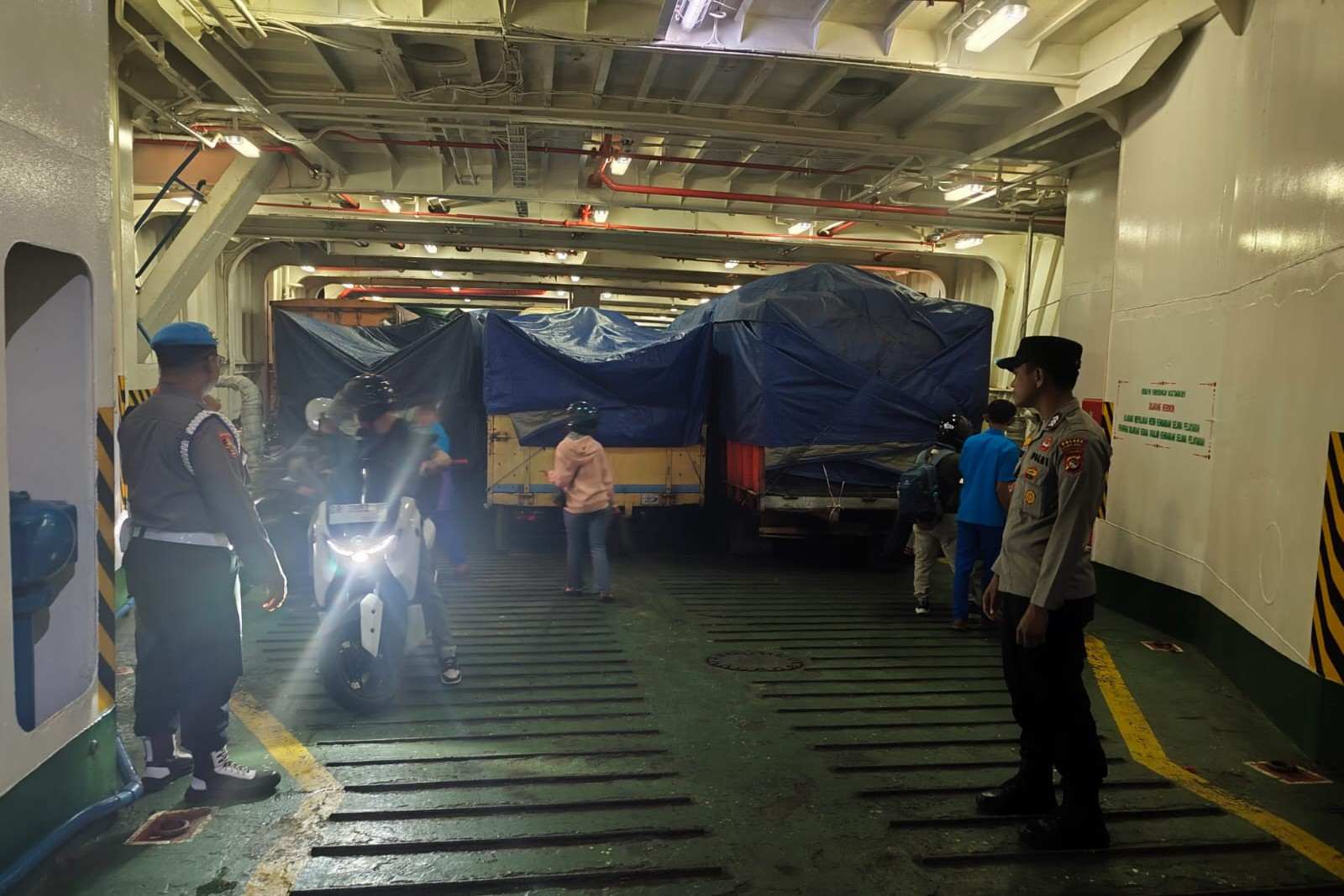 Polsek Kawasan Lembar Pastikan Legalitas Kendaraan Rute Bali