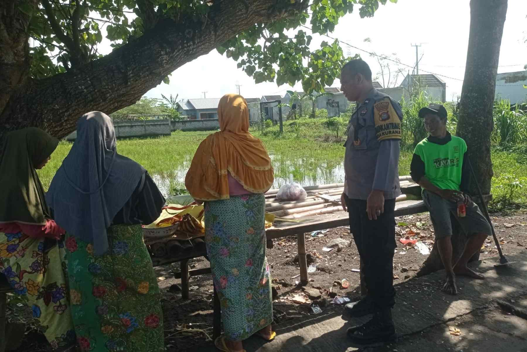 Bhabinkamtibmas Lombok Barat Ajarkan Warga Ubah Pekarangan Jadi Aset Pangan Produktif
